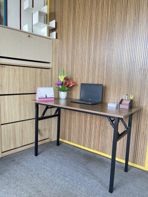 bàn làm việc gấp gọn mặt gỗ chân sắt ở bình dương