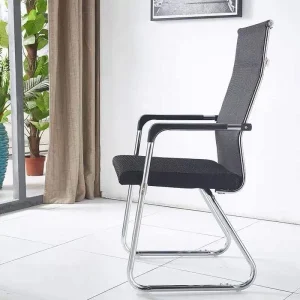 Góc nghiêng Ghế chân quỳ U lưng cao KQUC10 với lưng lưới thoáng khí, đệm ngồi bọc vải và khung thép mạ crome chắc chắn, phù hợp phòng họp và văn phòng.