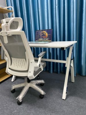 ghế xoay văn phòng có tựa đầu, kiểu dáng sang trọng, màu trắng