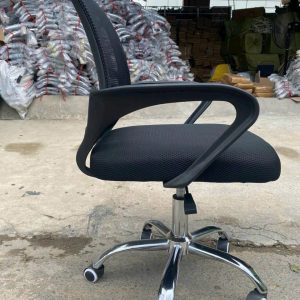 ghế xoay văn phòng màu đen. lưng lưới,có bánh xe xoay