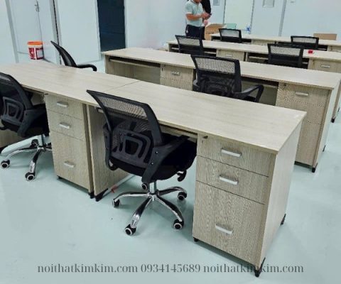 Bàn làm việc văn phòng bằng gỗ có ngăn kéo khóa tại Bình Dương
