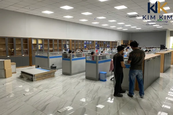 Quá trình lắp đặt bàn làm việc vách ngăn và tủ hồ sơ tại văn phòng Công ty Button Việt Nam ở KCN VSIP.